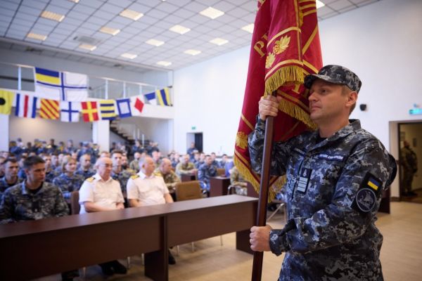 Зеленский в Одессе поздравил николаевских морпехов и вручил боевое знамя артдивизиону