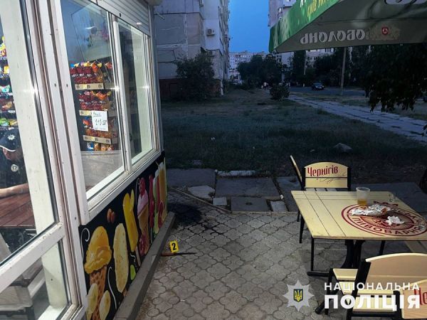 В Николаеве на летней площадке кафе подрезали посетителя