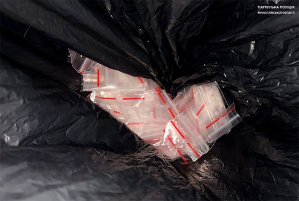 У наркомана с передозом николаевские патрульные нашли еще 43 пакетика с «веществами»