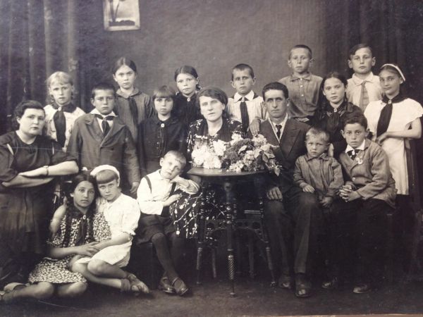 Сквозь время и воспоминания: николаевский краевед Анатолий Пацюк поделился редкой семейной фотографией