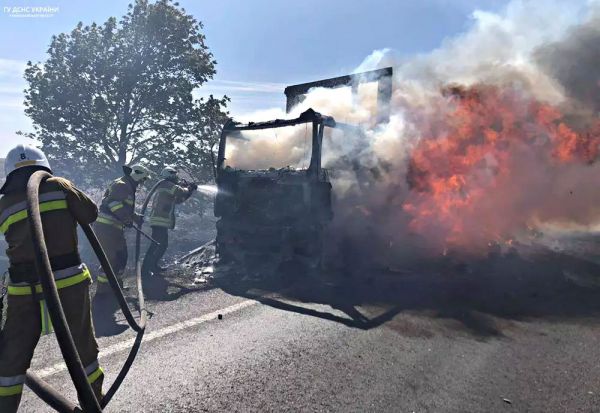 На трассе М-14 сгорела фура: огонь перекинулся на обочину дороги и лесополосу