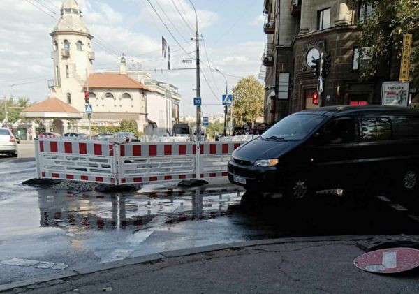 В центре Николаева из-за порыва водопровода затопило офисы и магазины