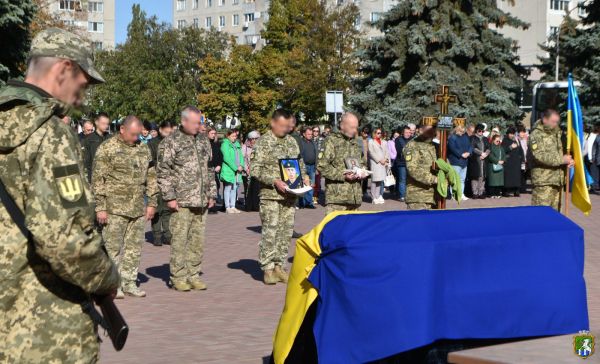 Отдал жизнь за волю Украины: в Южноукраинске попрощались с Защитником Владимиром Поминовым