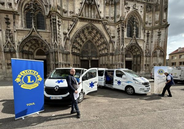 Две николаевские больницы получили из Франции машины «скорой помощи»