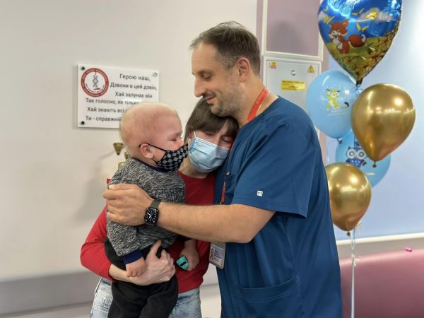 Однолетнему Диме из Николаева провели трансплантацию костного мозга: донором стал мужчина из США