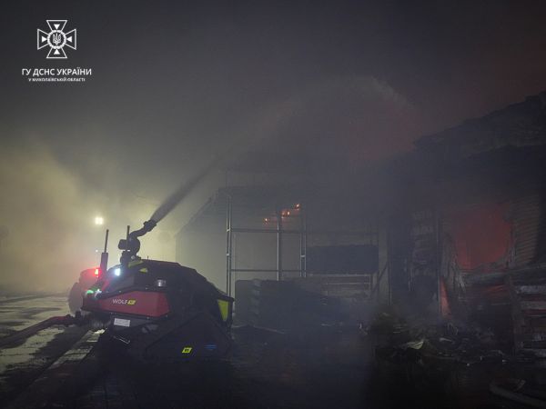 Ночью в Николаеве пылала станция техобслуживания – огонь гасил тактический робот Magirus