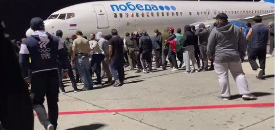 В Махачкале обезумевшая толпа аэродроме искала пассажиров с Тель-Авива