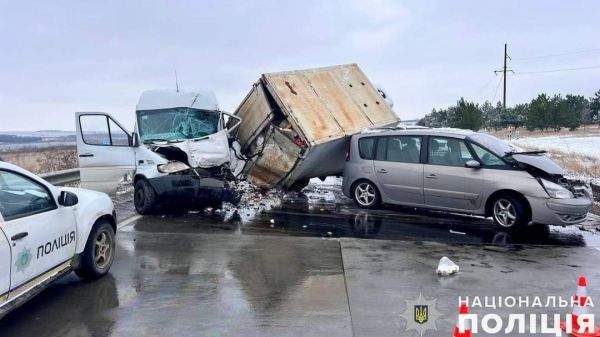 На Николаевщине в тройной аварии на трассе Н-14 пострадали пассажиры маршрутки «Одесса-Черкассы»