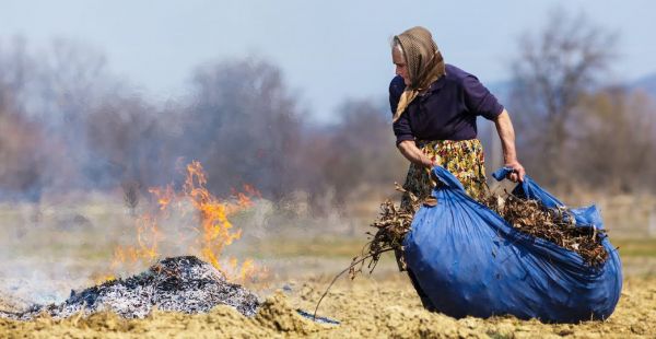 Жителям николаевских сел начали выписывать тысячные штрафы за сжигание листвы