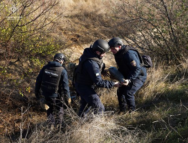 В оросительном канале в Николаевской области пиротехники нашли схрон артиллерийских снарядов
