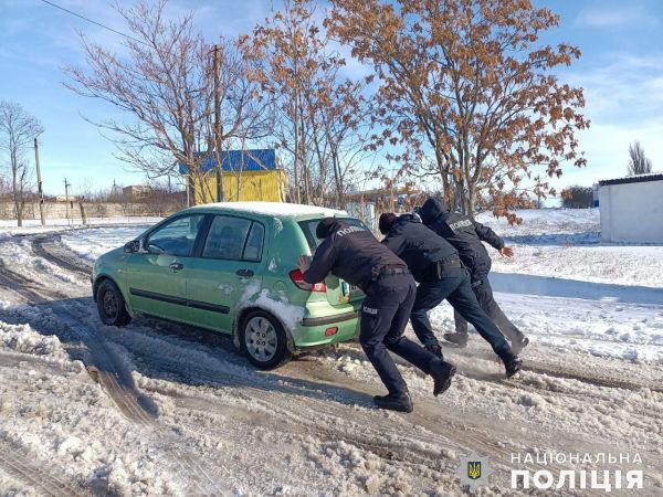 Последствия непогоды на Николаевщине: полицейские шерифы рубят дрова и чистят снег