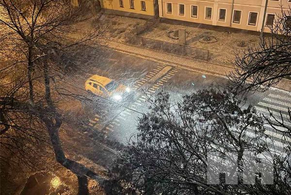 В Николаеве снегопад и гололед: водителей просят убрать машины с обочин
