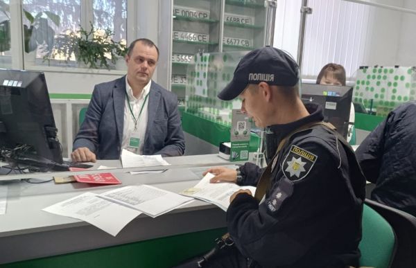 В Николаевской области хотели зарегистрировать «Мерседес Бенц» и «Тойоту», которые разыскивали правоохранители