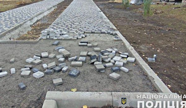 На Николаевщине пьяный вандал разгромил Аллею славы погибшим воинам