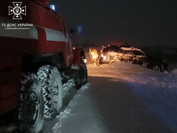 На дорогах Николаевской области вытащили из снежного плена почти сотню автомобилей