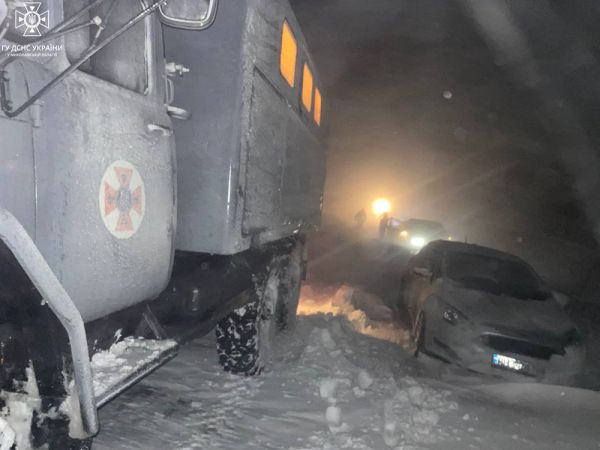28 автомобилей в Николаевской области попали в снежный плен