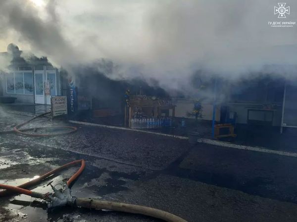 Пожар на рынке в Новой Одессе: один киоск сгорел полностью (фото)
