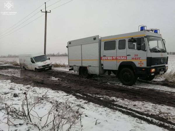 Мокрый снег и грязь – на дорогах Николаевщины массово буксуют автомобили