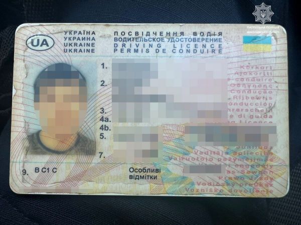 В Николаеве водитель-нарушитель предъявил патрульным поддельное удостоверение