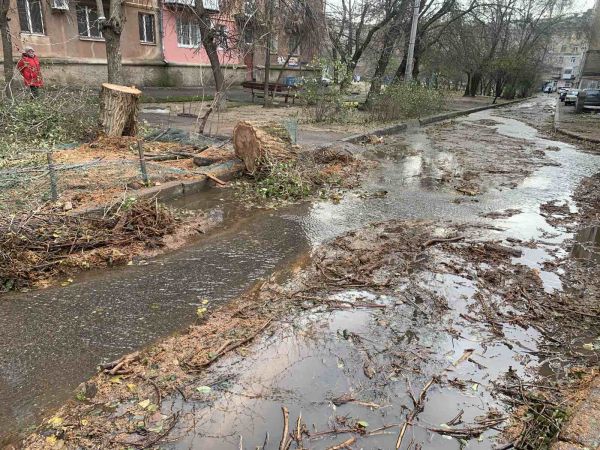 В Николаеве хлещет вода из общаги по переулку Радио