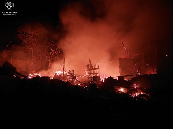 Пожарные Николаевщины ночью тушили пожары после падения вражеских дронов. Фото, видео