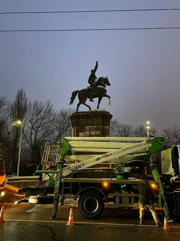 В Киеве начался демонтаж памятника Щорсу, который простоял почти 70 лет