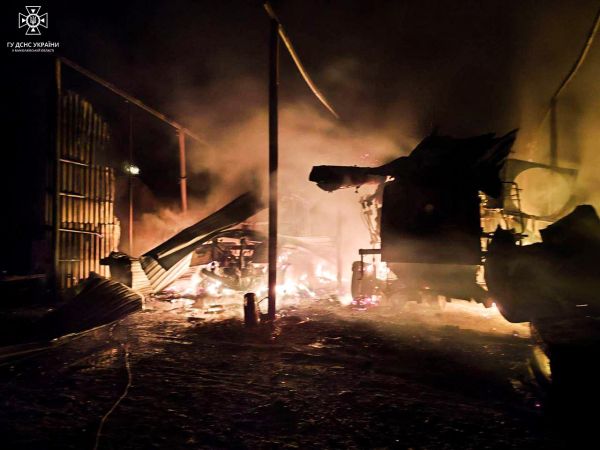 На Николаевщине обломки сбитых «шахедов» упали на территорию агропредприятия и жилой дом