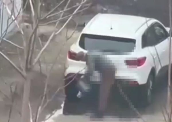 В Николаеве мужчина мыл автомобиль очищенной водой из точки раздачи. Видео