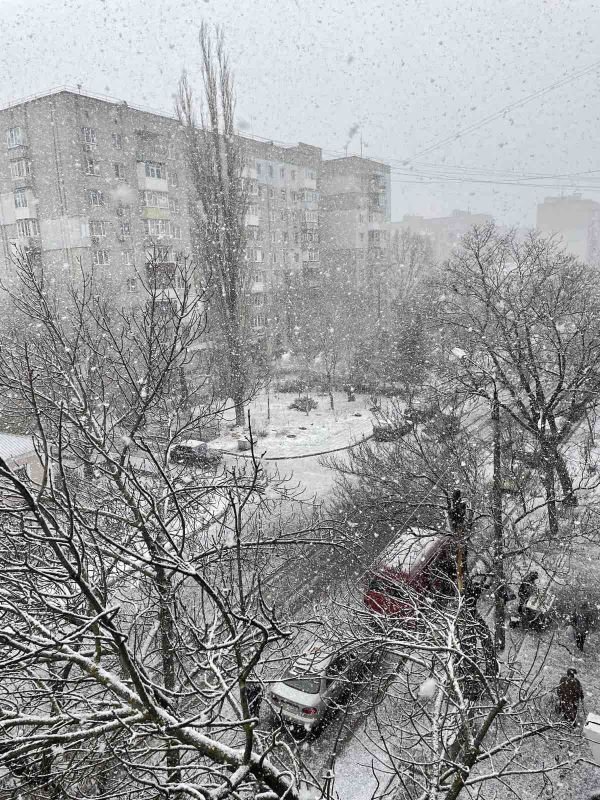 Город Николаев засыпает снегом и звучит сирена воздушной тревоги. Фото