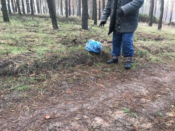 Жительница Воскресенска на глазах экологов выбросила мусор в лесопосадке