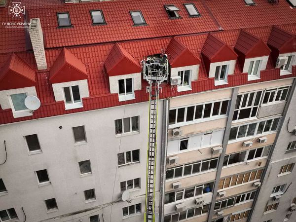 Утром в николаевской 9-этажке горел мансардный этаж (фото)