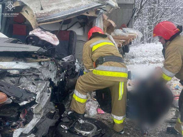 Под Николаевом столкнулись грузовики: погибшего водителя из кабины вырезали спасатели