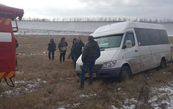Николаевские спасатели «выдернули» из грязи рейсовый автобус и полкилометра тянули его до дороги (фото)