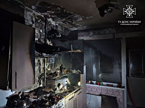 В николаевской многоэтажке горела квартира: хозяйку пришлось снимать с балкона