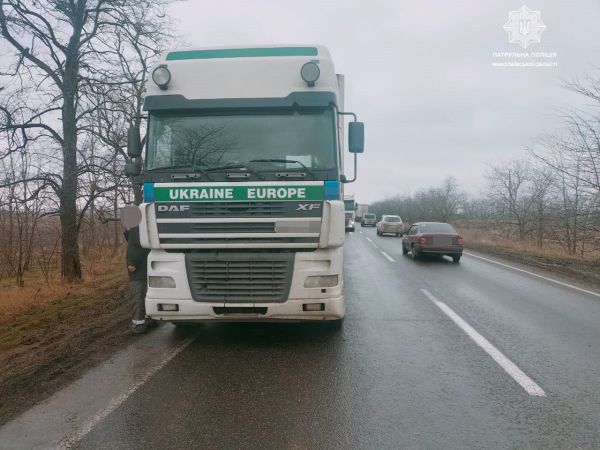Грузовик перегородил трассу М-14 в Николаевской области – движение затруднено