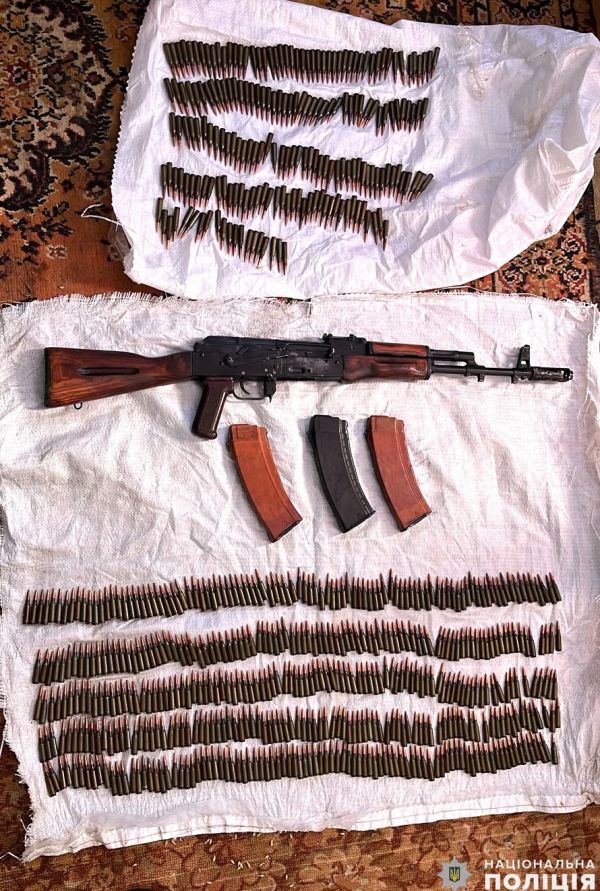На Николаевщине мужчина нашел брошенное оружие российских оккупантов и хранил их как... сувенир