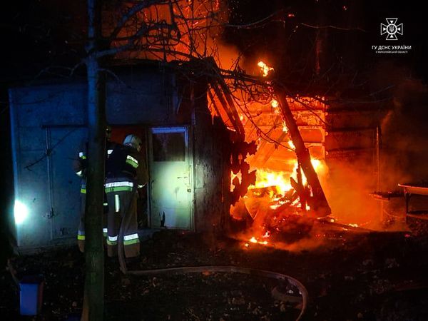 Ночью сбитый дрон упал на гаражи в Николаеве. Фото