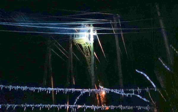 Обледеневшие провода: из-за непогоды на Николаевщине без света 168 населенных пунктов (фото)