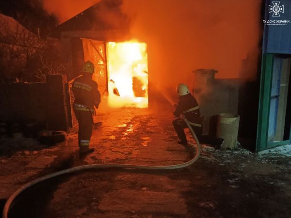 Утром у жителя Николаевской области сгорел гараж площадью 70 квадратных метров