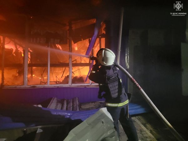 На Николаевщине огнеборцы ликвидировали масштабный пожар, который начался после вражеского обстрела. Видео