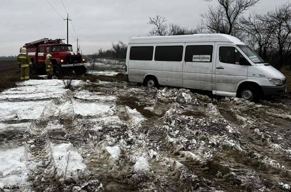 На Николаевщине спасатели и фермеры вытащили застрявший в грязи автобус с пассажирами