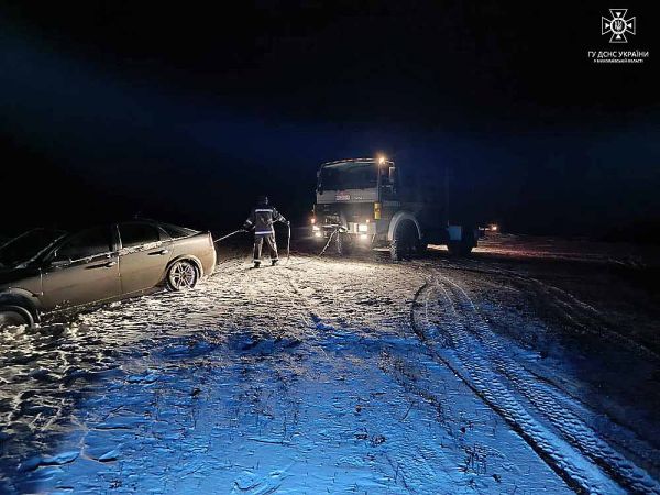 Николаевские спасатели освободили из снежного плена 14 автомобилей