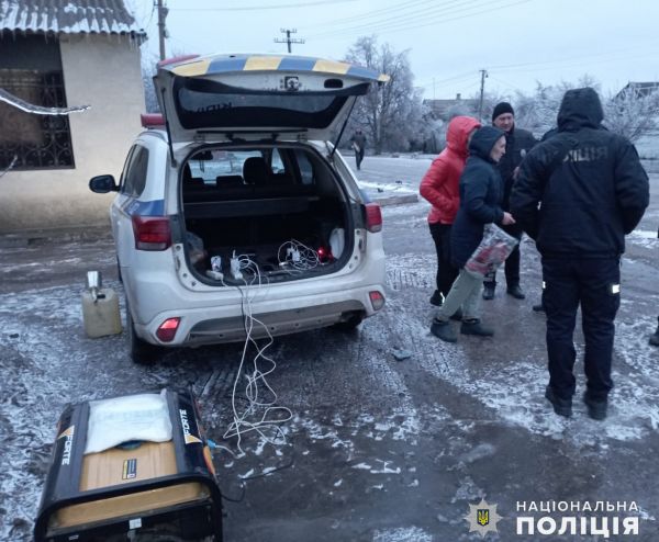 Для жителей обесточенной Казанки полицейские организовали мобильный зарядный пункт