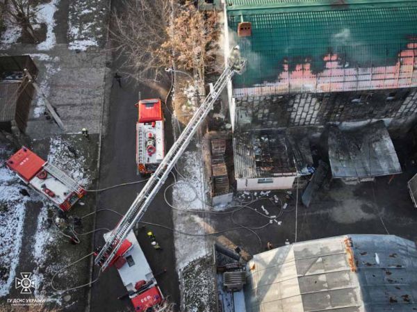 Утром в центре Николаева тушат пожар в трехэтажном здании. Фото