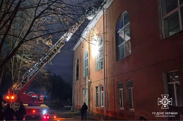 В Николаеве горел дом культуры: из здания эвакуировали 40 детей (фото)