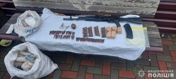 Житель Николаевского нашел в лесу мешок оружием