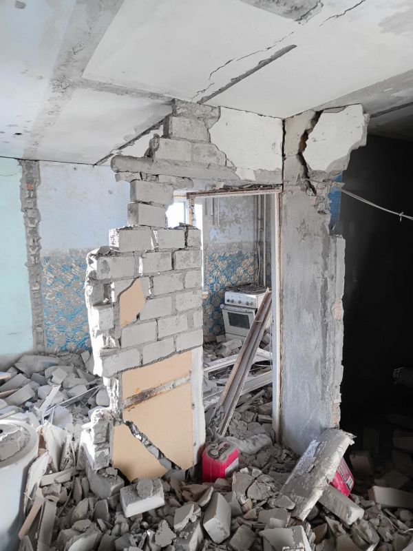 В Очакове после утреннего артобстрела уничтожена квартира в многоэтажке