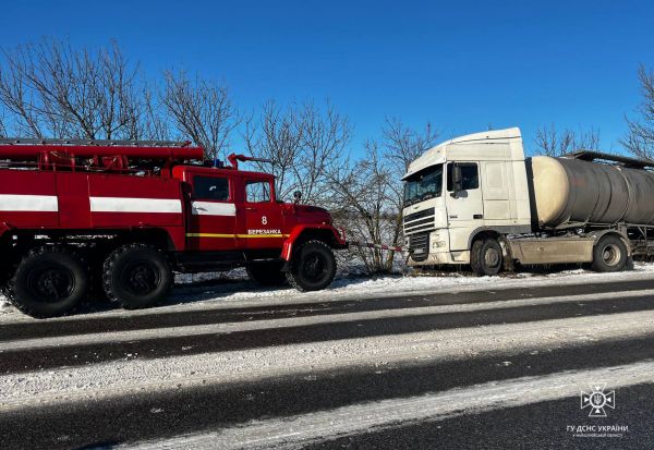 На трассе «Николаев-Одесса» спасатели вытянули со скользкой обочины фуру