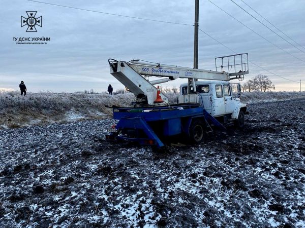 В Николаевской области бойцы ГСЧС спасали автомобиль энергетиков. Видео