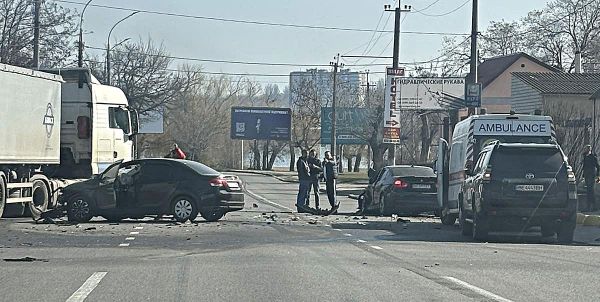Тройная авария у выезда на мост в Варваровке: проезд усложнен